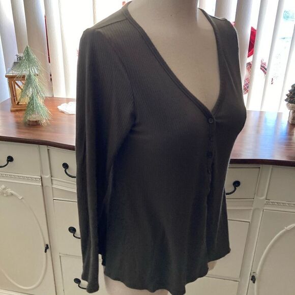 Old navy army green top - Picture 3 of 5